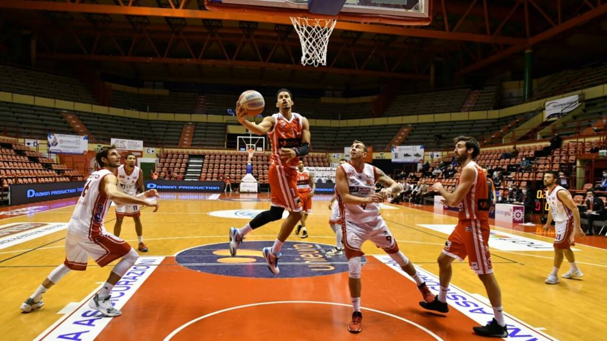 Basket A2, l'Unieuro regola Chieti 70-62 - Gallery