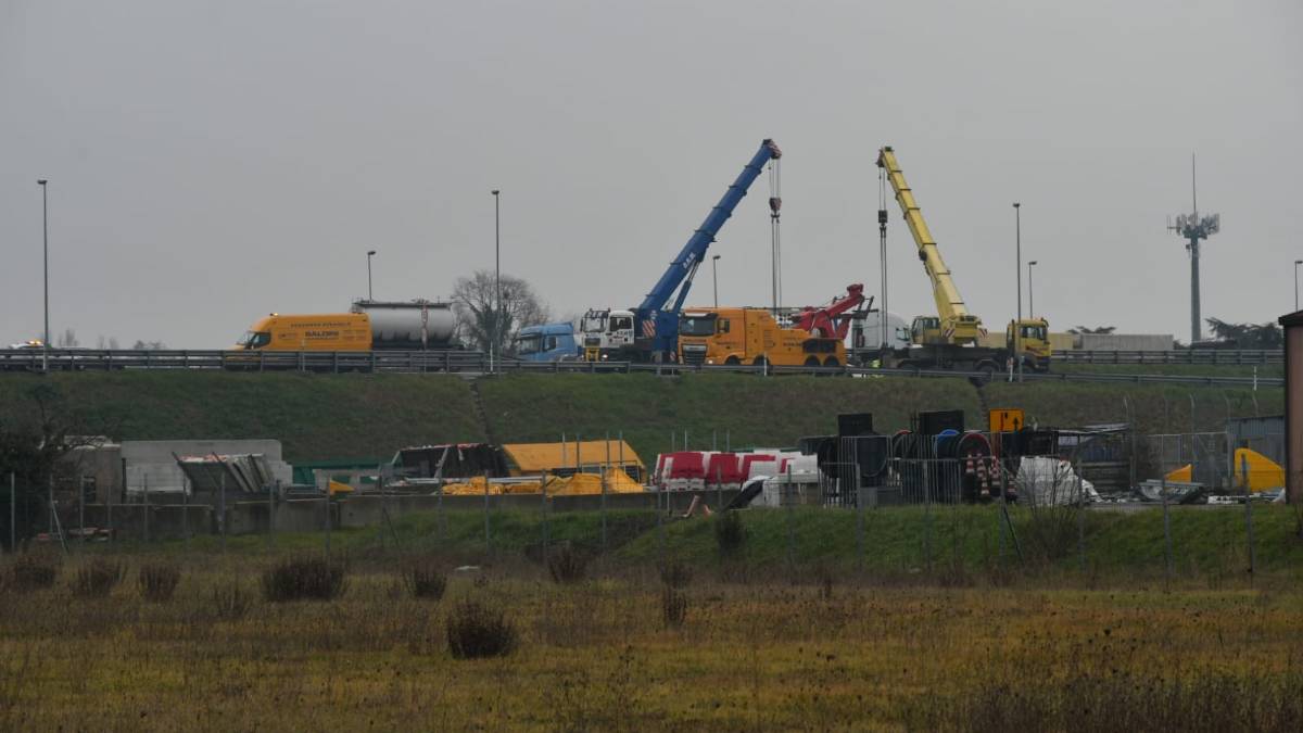 Forlì, camion rimane sospeso sul cavalcavia: tragedia sfiorata