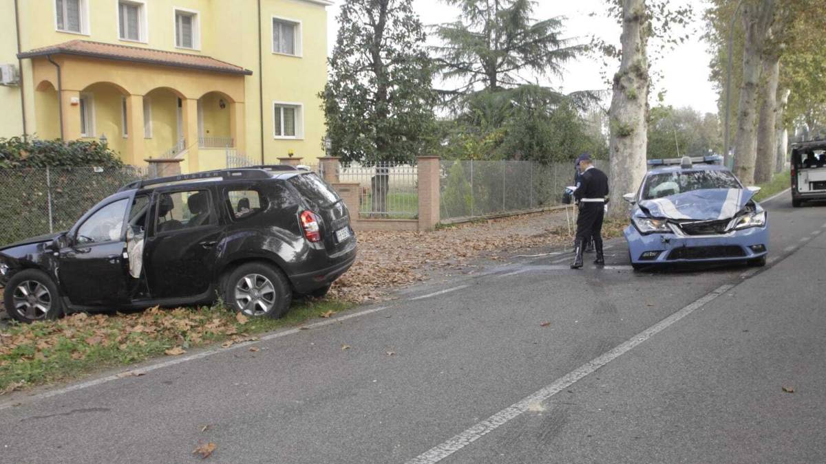Scontro tra un suv e l'auto della Polizia, quattro feriti a Lugo