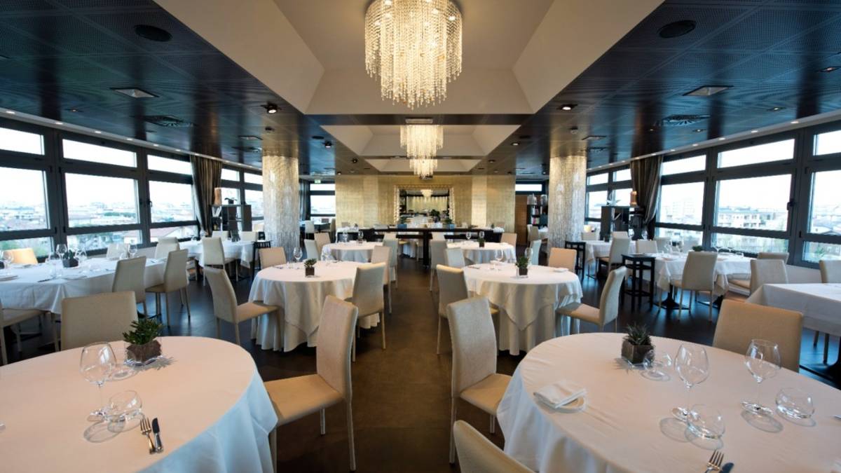 Rimini, il ristorante Quartopiano dona 5 euro per ogni coperto del pranzo della domenica