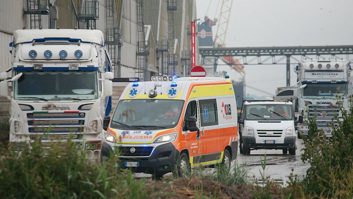 Ravenna, operaio cade dall'alto al porto