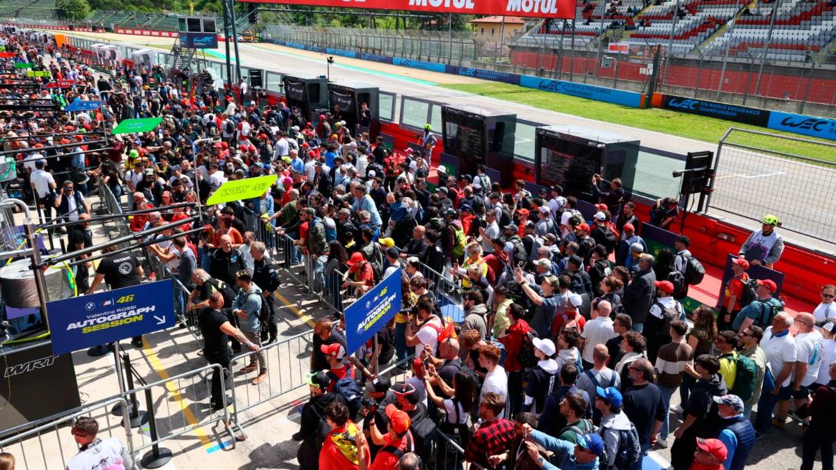Imola, per il sabato del Wec invasione di tifosi, pole position Ferrari e tutti a naso in su per il dirigibile GALLERY