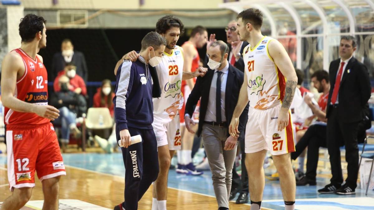 Basket A2, che tegola per l'OraSì: crociato rotto per Oxilia e sei mesi di stop