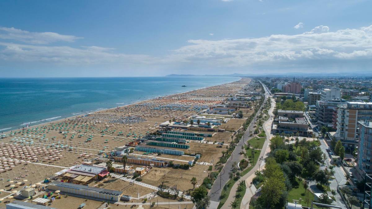 Rimini, “Piscine in spiaggia e demolizioni, dobbiamo adattarci al nuovo turista”