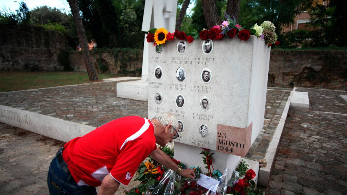 Ravenna, la memoria sconfigge l’ignoranza: in tantissimi al Ponte dei Martiri dopo il blitz vandalico