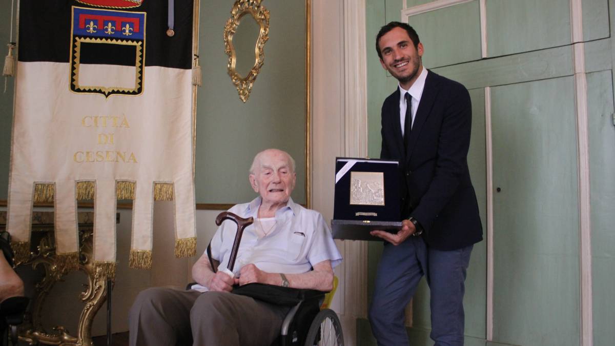 Cesena, lo storico capo usciere spegne 100 candeline in Comune