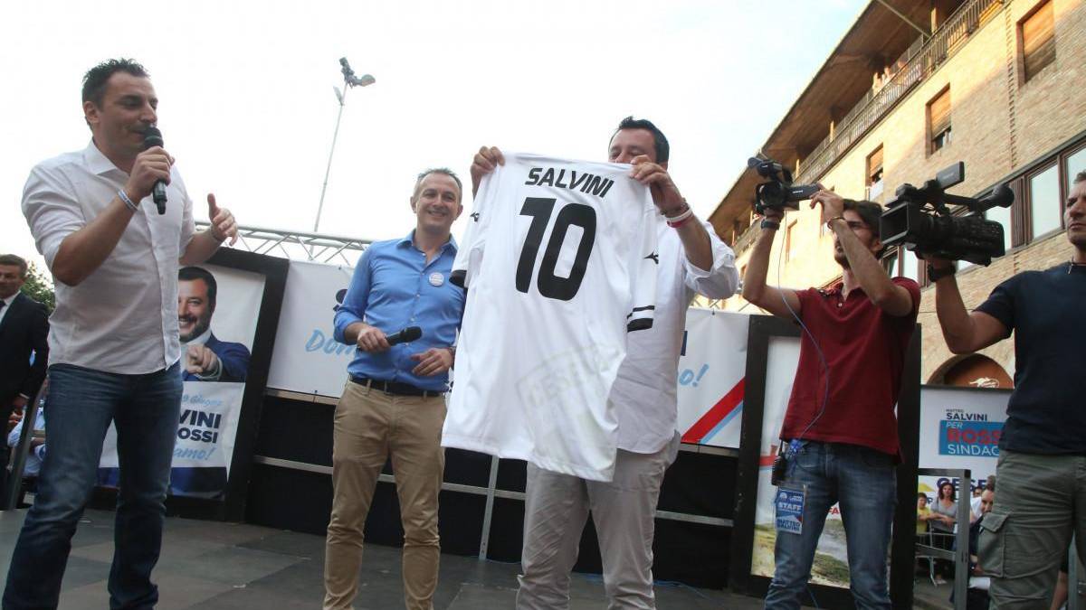 Maglia del Cesena a Salvini. Morrone: Se vinciamo la dono ai ministri