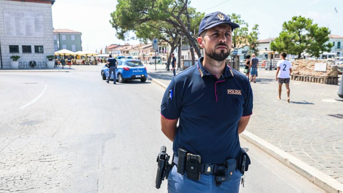 Cesenatico, malore in viale Carducci: 50enne soccorso da Polizia e 118
