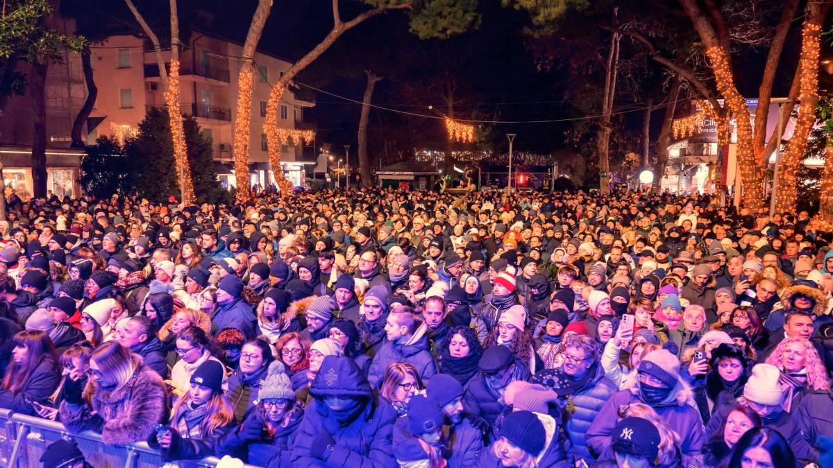 Riccione. Bagno di folla in piazzale Ceccarini per il concerto dei The Kolors