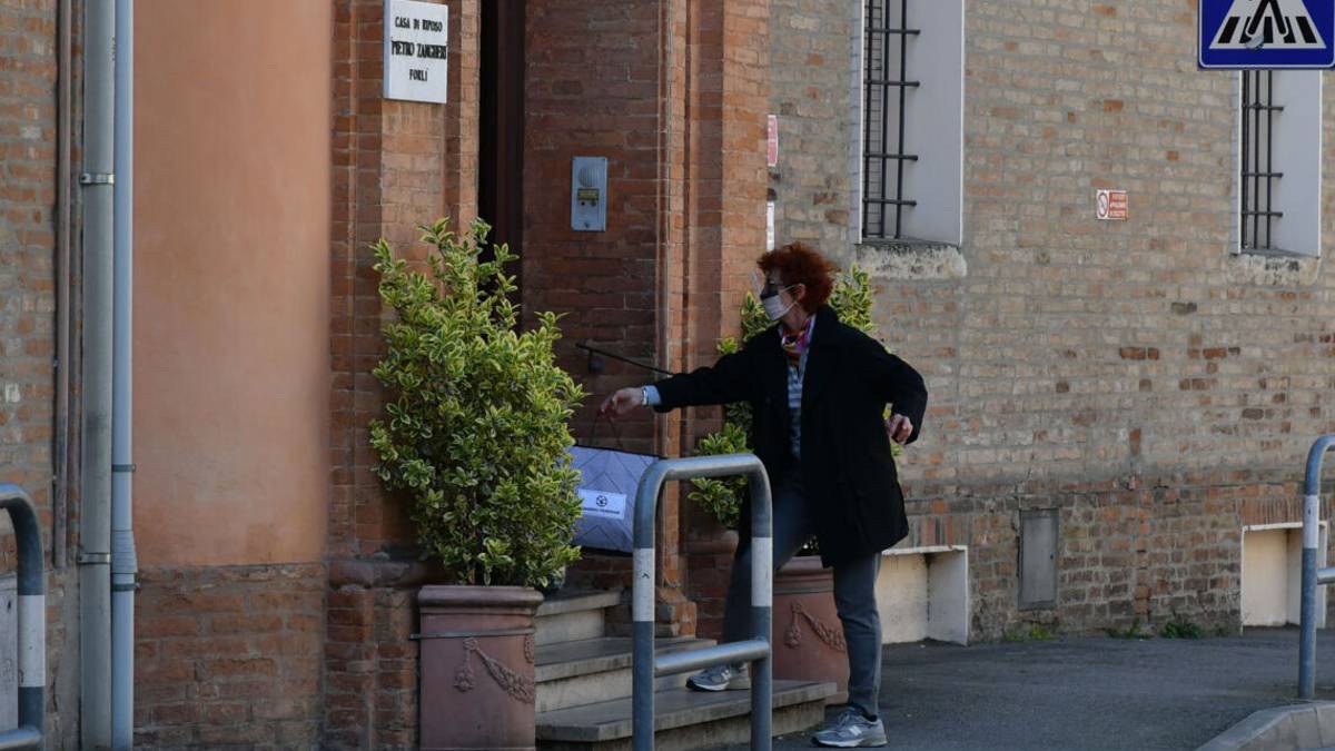 Forlì, Coronavirus: nuova allerta alla Zangheri, ospite positiva