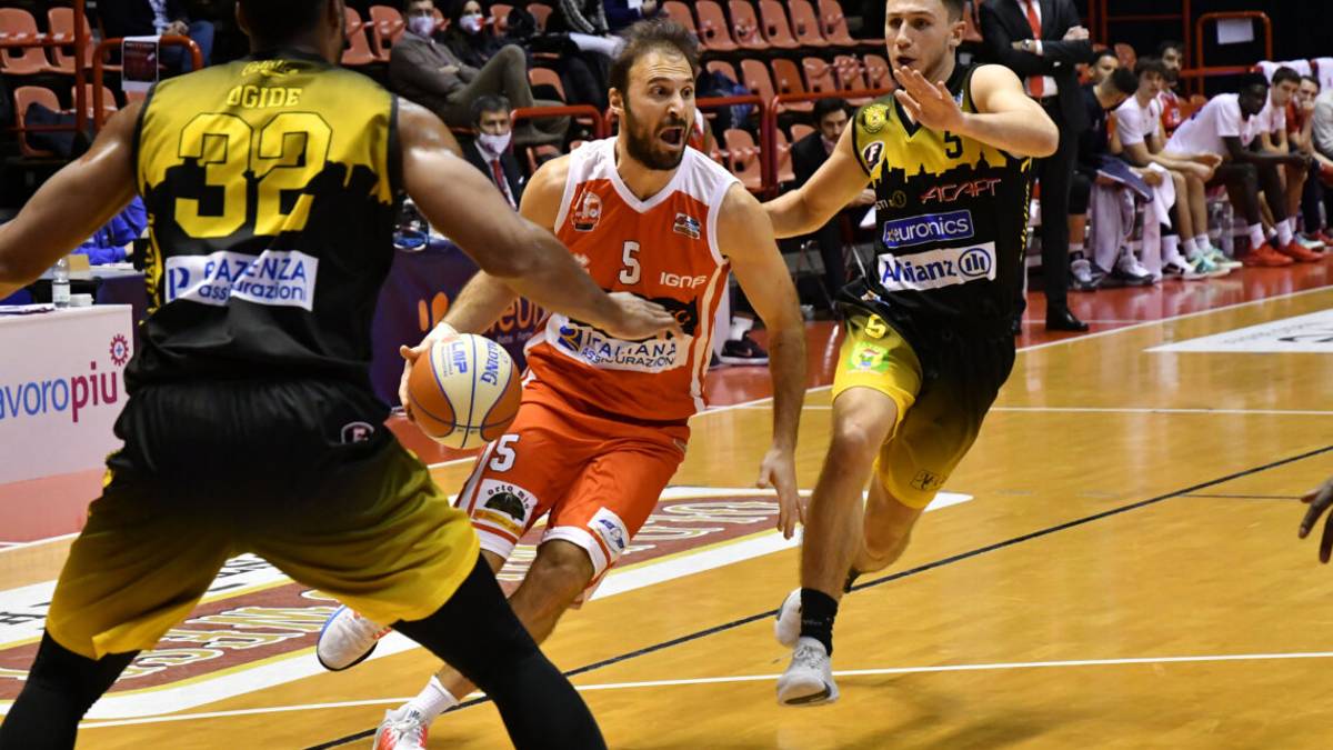 Basket A2, Forlì contro Napoli duello ad alta quota