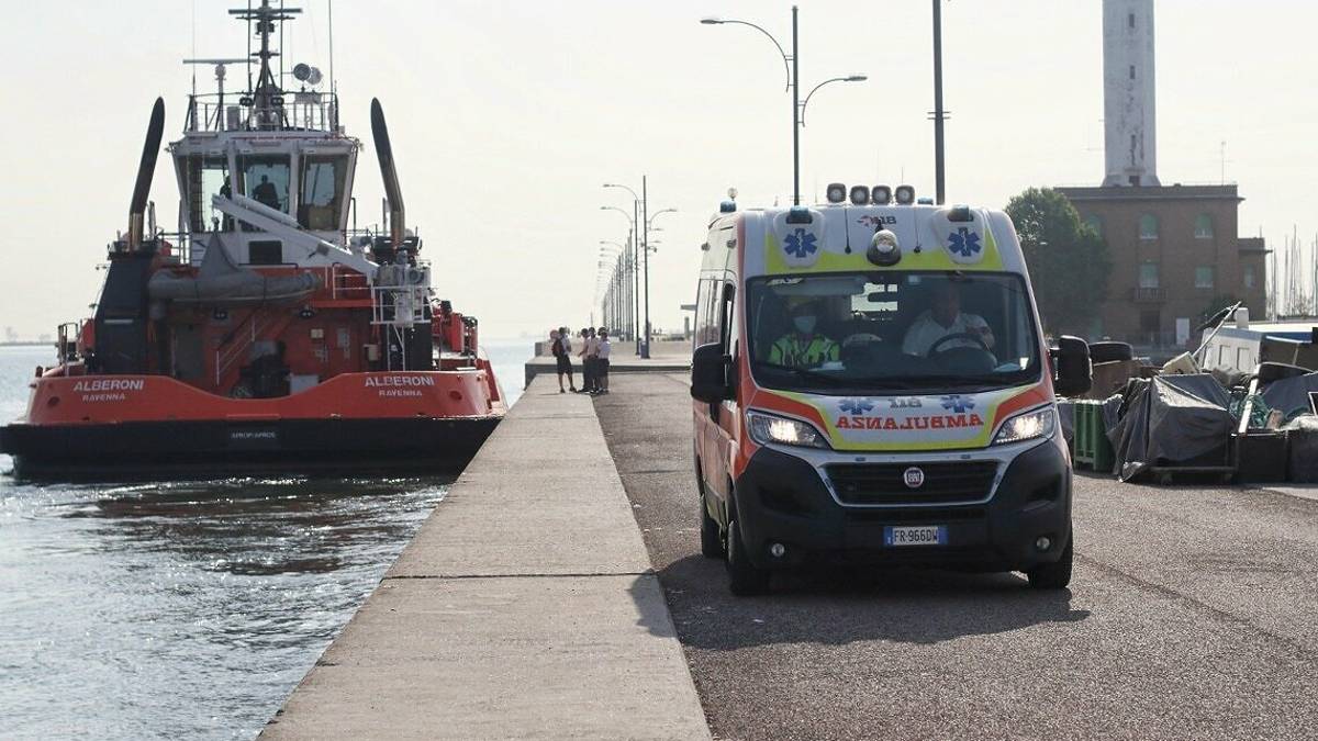 Ravenna, urto tra nave e rimorchiatore: un uomo cade in mare e finisce all'ospedale - Gallery