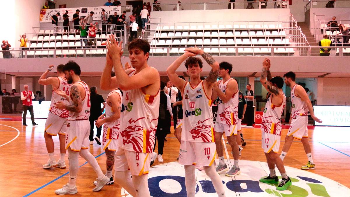 L’OraSì saluta i tifosi giallorossi dopo la vittoria in garauno foto fiorentini