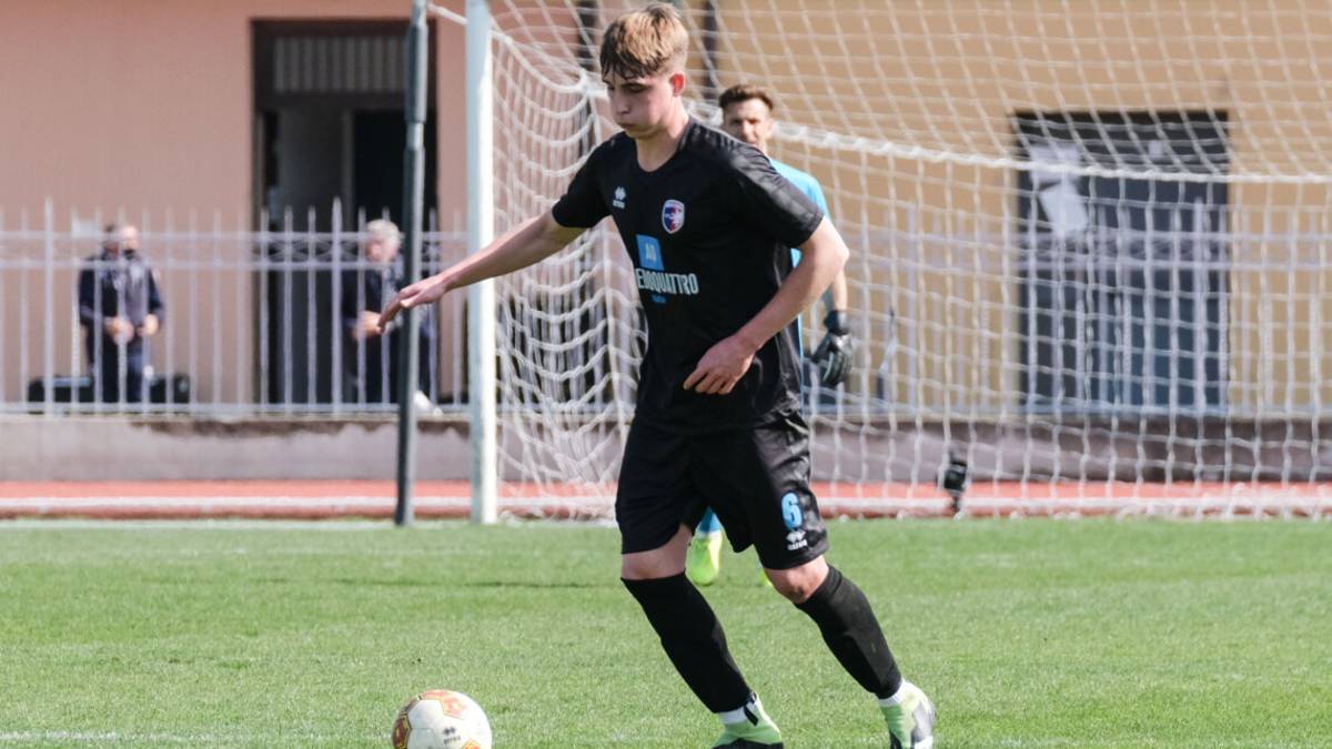 Calcio C, l'Imolese si tiene stretto il difensore Matteo Angeli