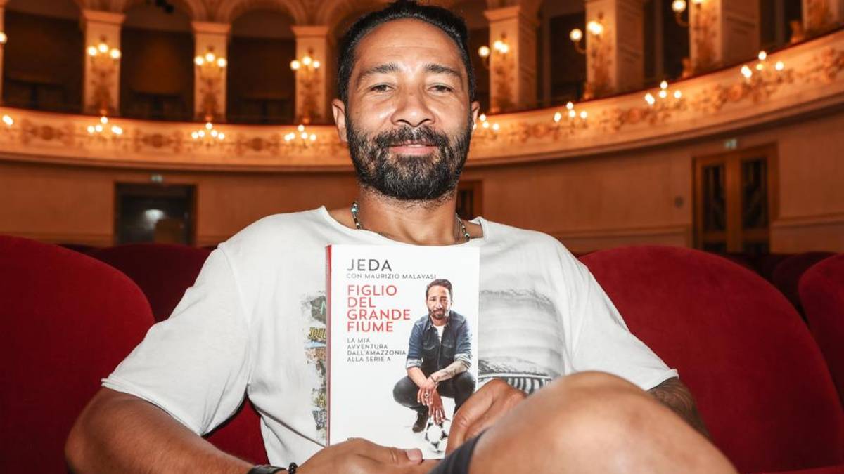Calcio, l'ex centravanti brasiliano Jeda torna a Rimini per presentare il suo libro