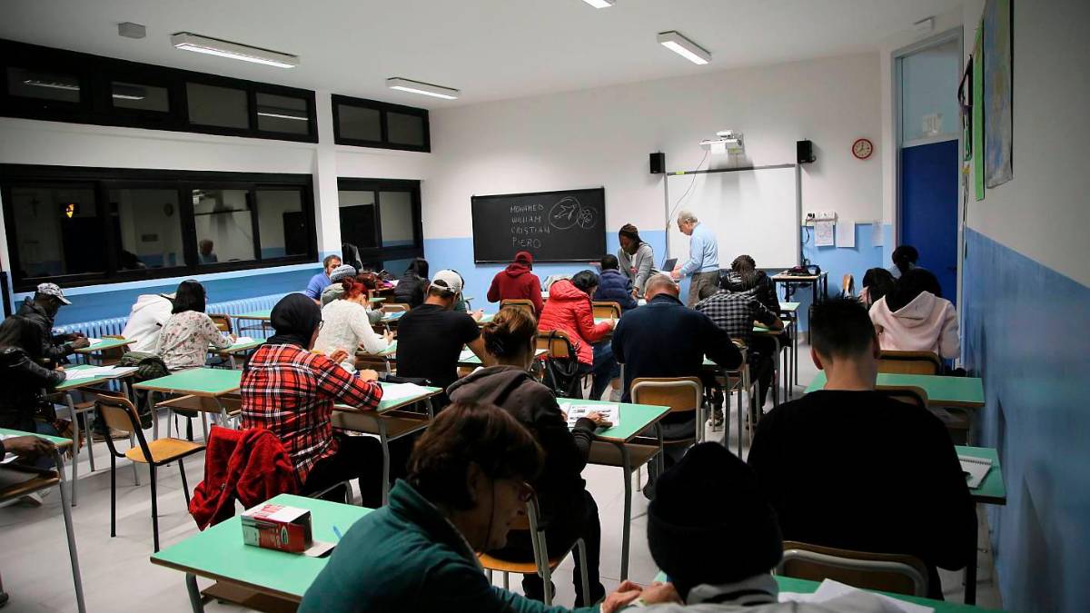 Lezioni di italiano a ragazzi stranieri (foto di repertorio)