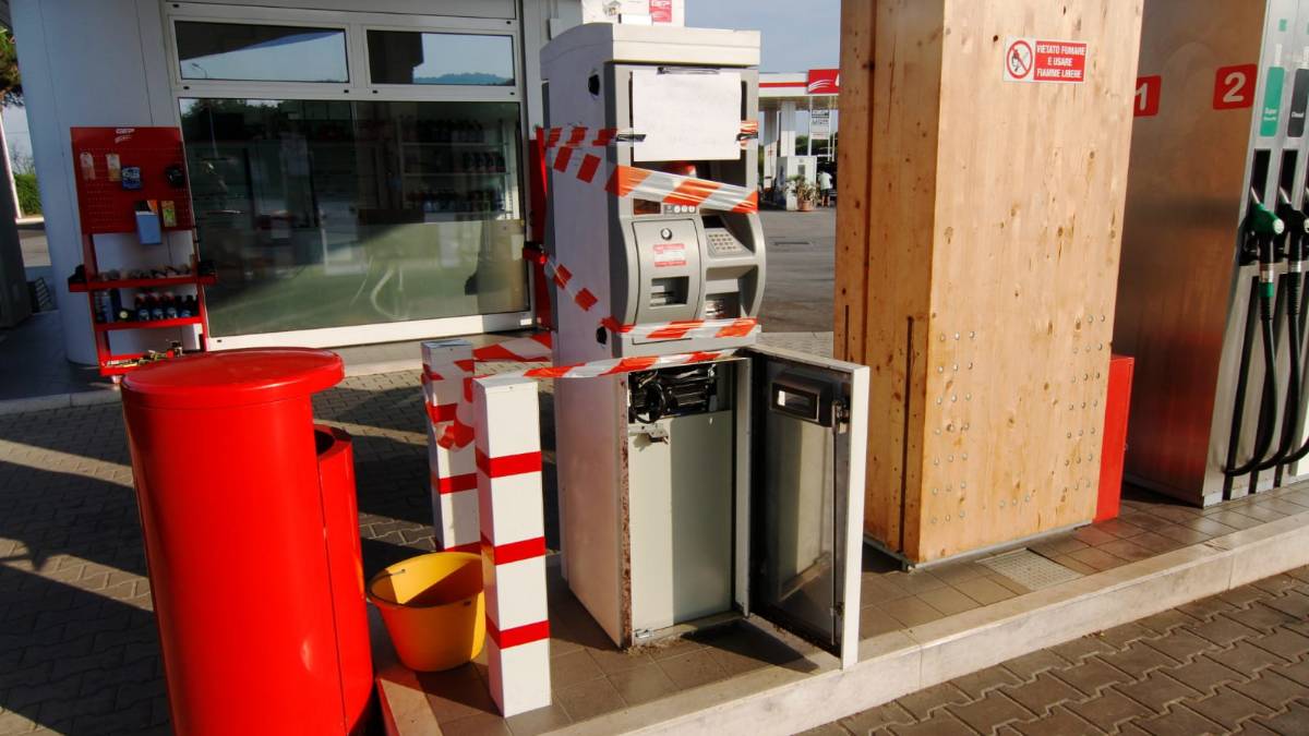 Savio, ladri col flessibile svaligiano distributore nella notte
