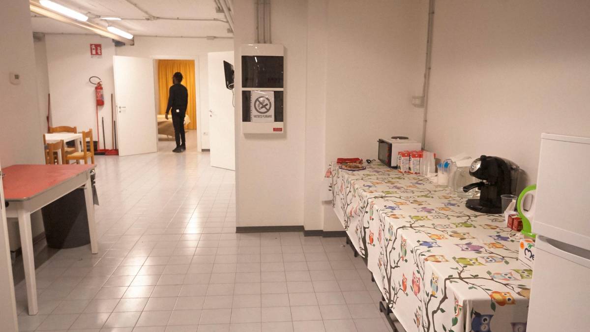 L’interno del dormitorio di via Torre