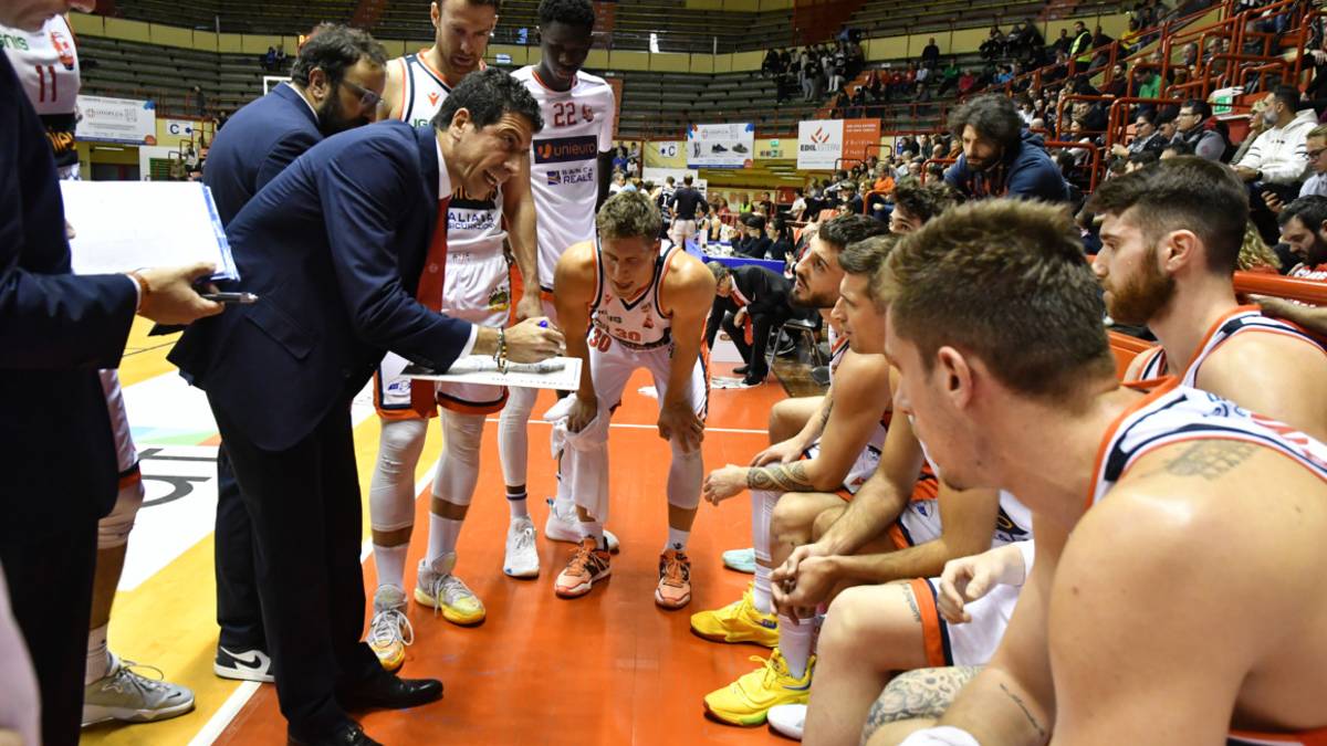 Basket A2, Forlì sola in vetta, vince Rimini ma non l'Orasì