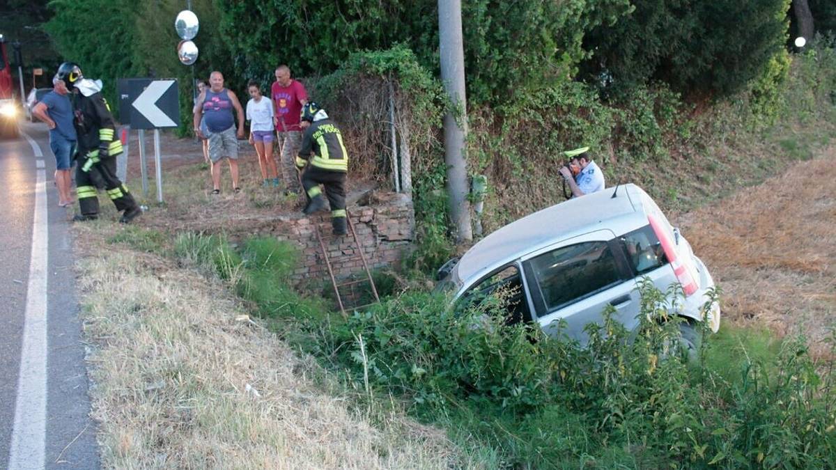 Auto fuori strada tra Ravenna e Madonna dell'Albero, due feriti