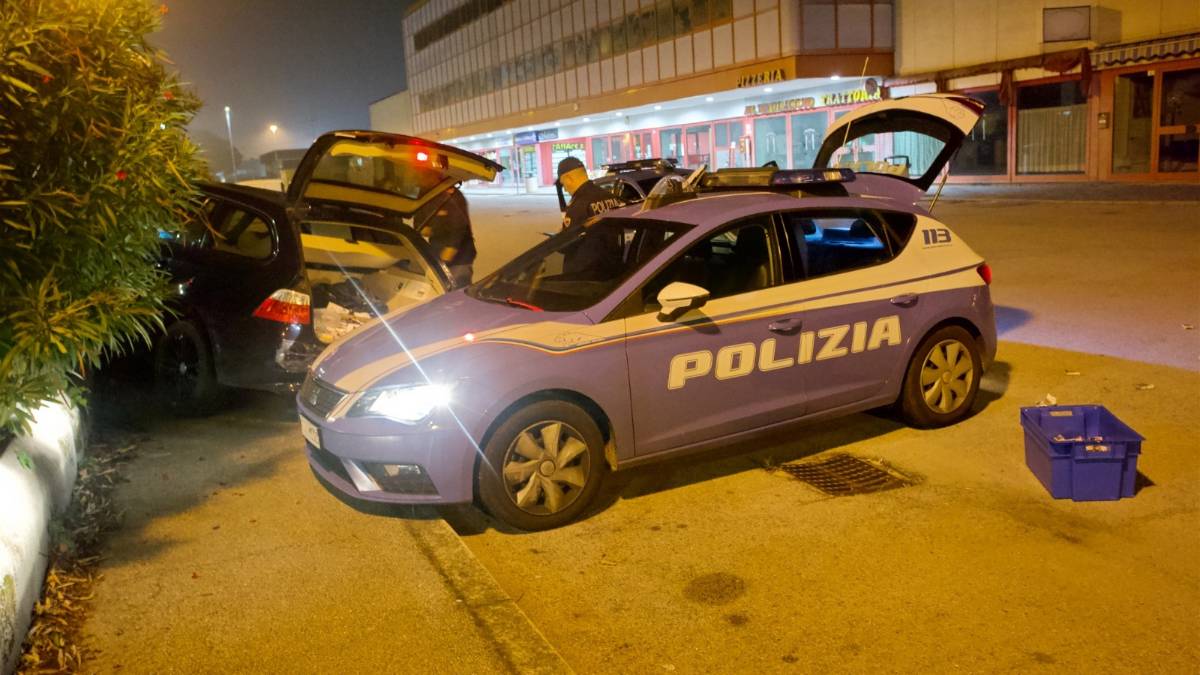 Ravenna, colpo sventato in tabaccheria. Ladri in fuga speronano agenti