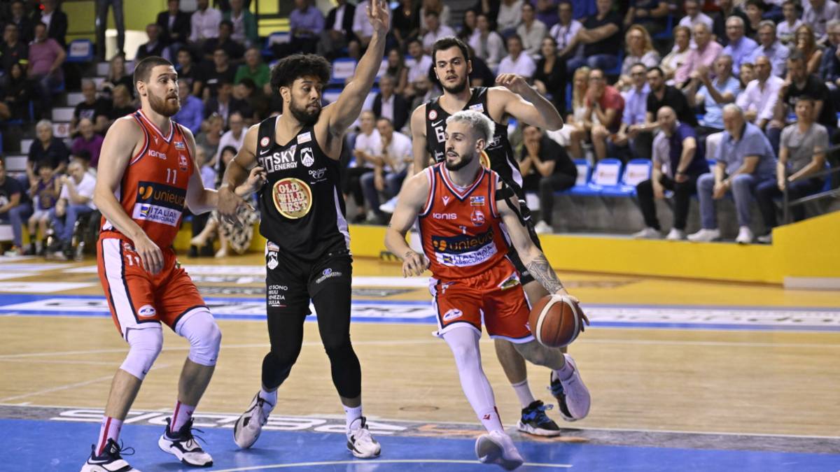 Basket A2 play-off, l'Unieuro centra il tris a Udine e vola in finale (65-83)
