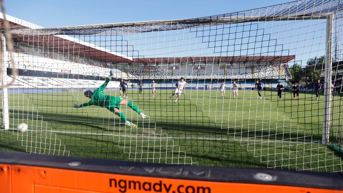 Alain Taho battuto da Frederik Tosku per il provvisorio 1-1 al Manuzzi (foto Zanotti)