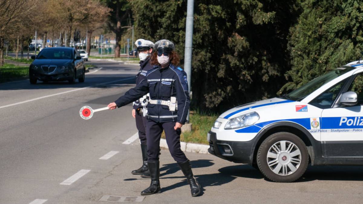 Norme anti contagio, centinaia di controlli e 4 denunce della polizia locale di Imola