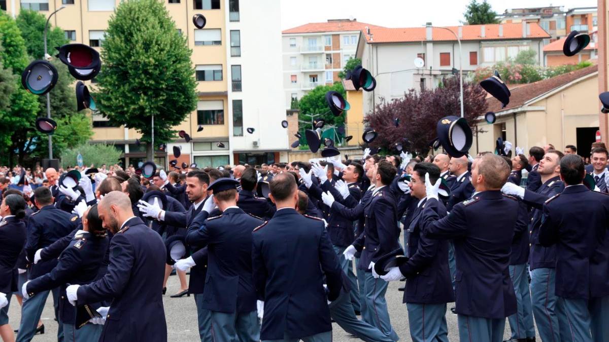 Il festoso lancio dei cappelli da parte dei poliziotti