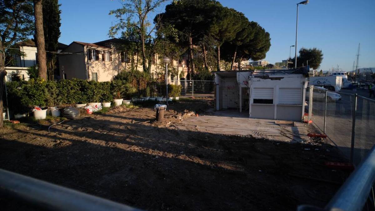 Rimini, demolito il bar della Jole... non resterà nulla