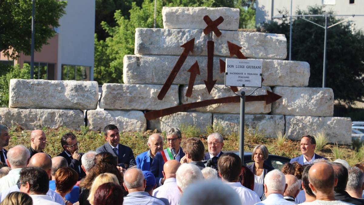 Rimini. Inaugurata la scultura in memoria di don Luigi Giussani