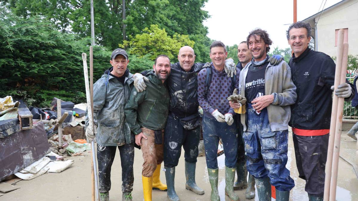 Dopo l'alluvione, Cesena riparte: anche un centinaio di ultras da tutta Italia a spalare a Ronta - Gallery