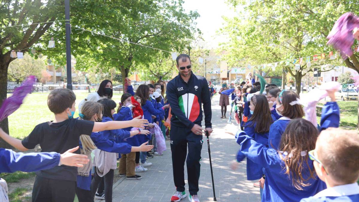 Cesena, che accoglienza per il campione paralimpico alla scuola Don Baronio VIDEO