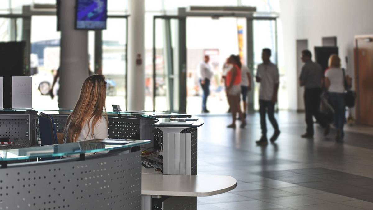 Cervia, umiliata dai turisti sulla Bmw di lusso: Mi hanno lanciato 50 euro e se ne sono andati dall'albergo