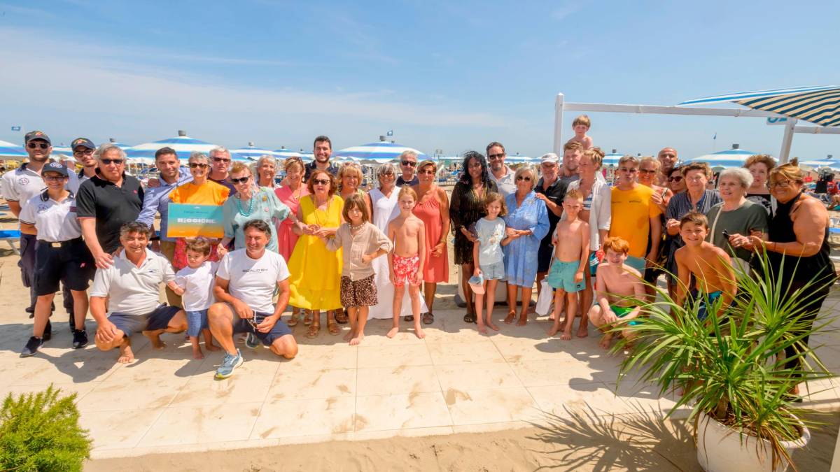 “I nostri mille anni nella stessa spiaggia a Riccione”: premiate 15 famiglie innamorate della Riviera