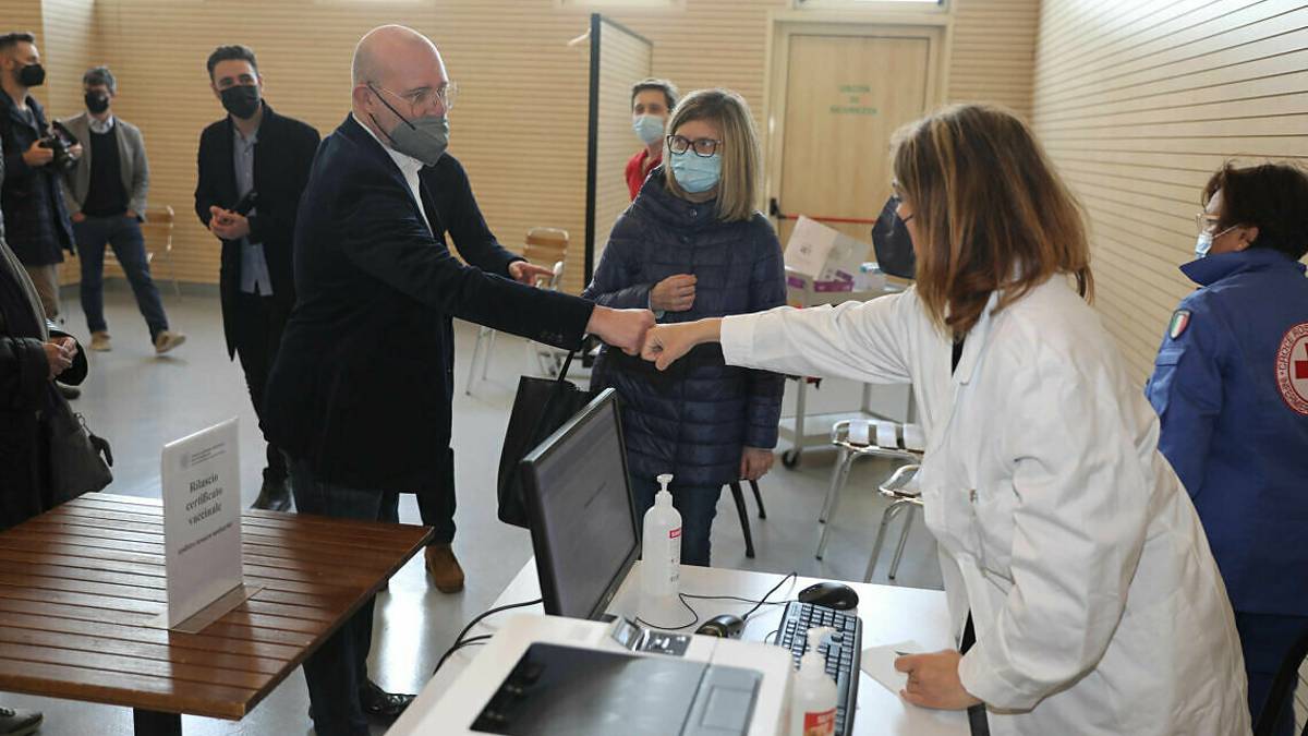 Vaccini agli over 60, Bonaccini apre alla campagna casa per casa