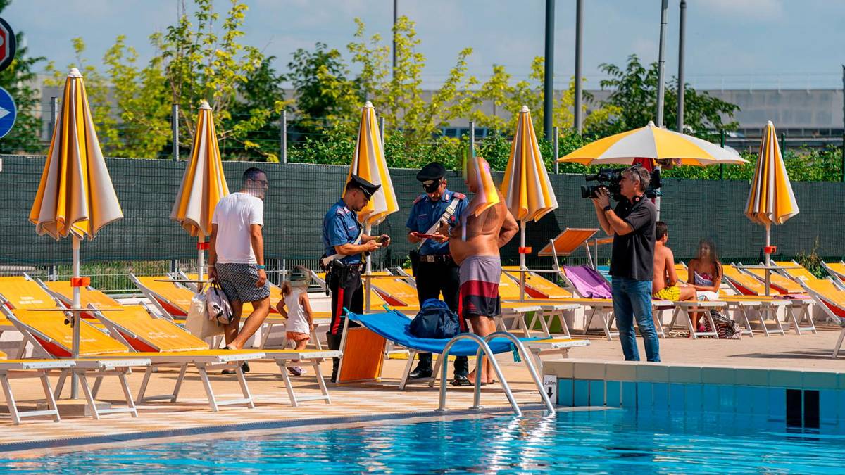I rilievi dei carabinieri in piscina