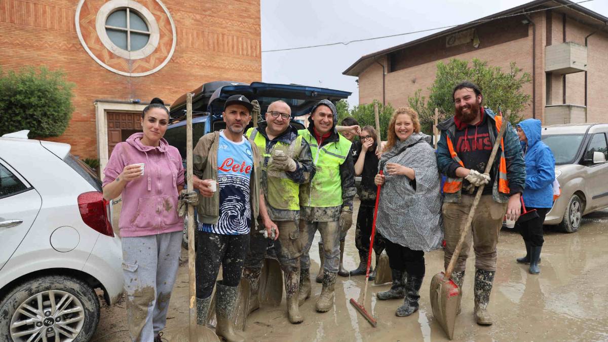 Un centinaio di soci del club Forza Napoli di Cesena al lavoro per ripulire cantine e strade