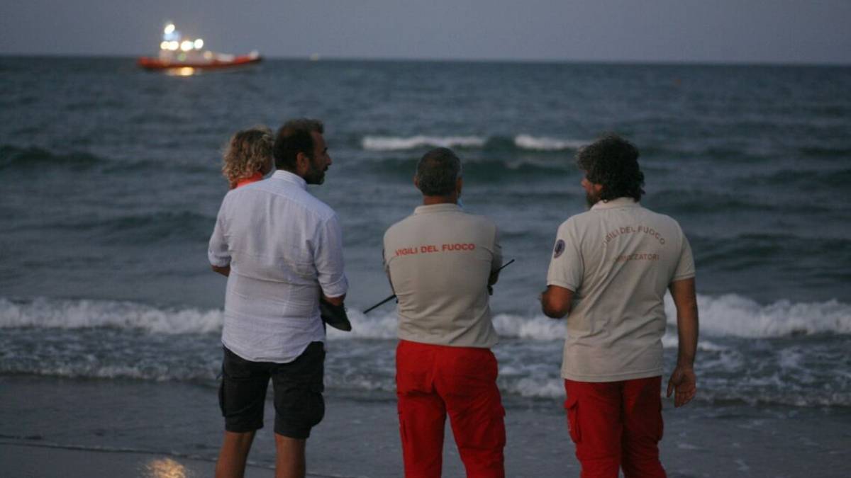 Tuffo dal catamarano a Milano Marittima, cesenate disperso in mare