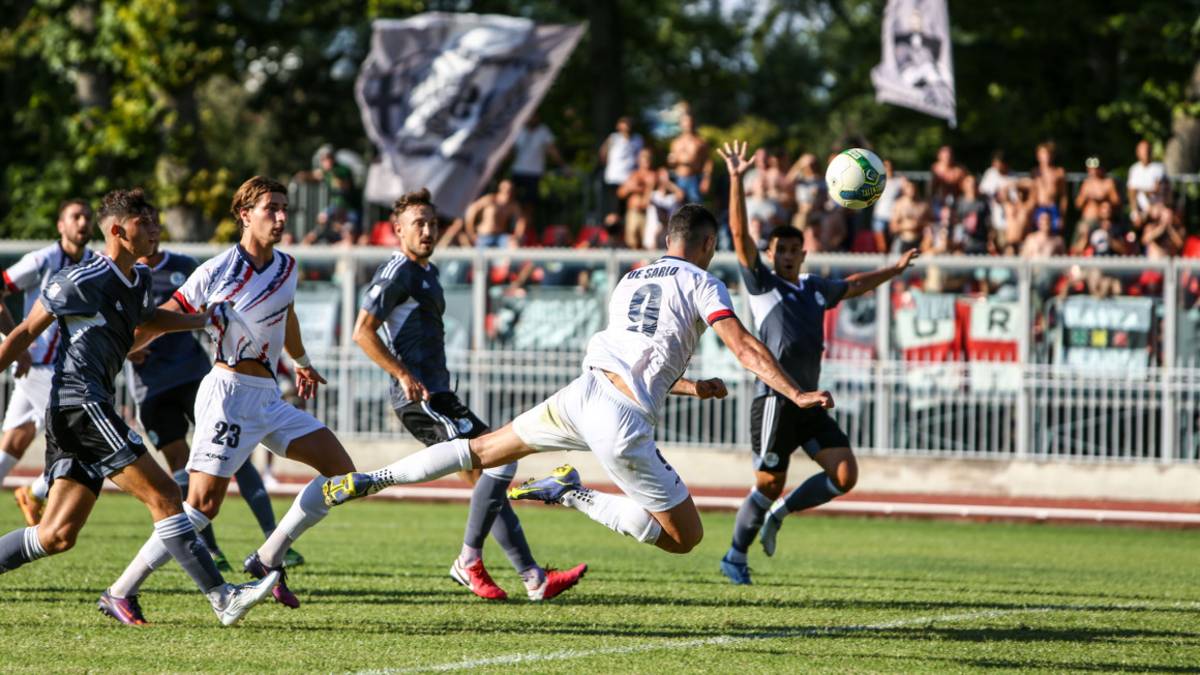 Calcio C, qui Imolese, dove l'allenatore si esprime solo via comunicati stampa: se ne fa serenamente a meno