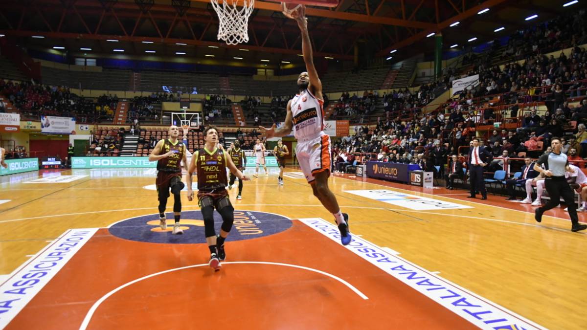 Basket A2, l'Unieuro Forlì regola Nardò 74-63 e conserva la vetta