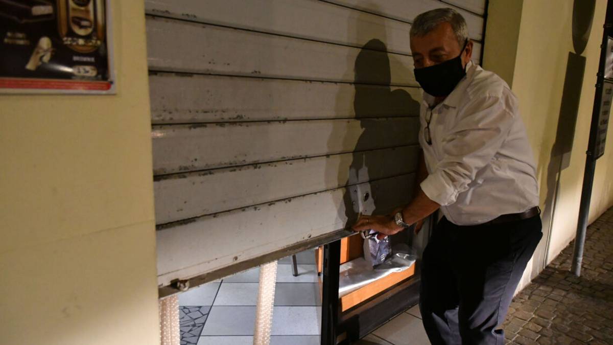 Covid, via libera a riaperture: coprifuoco spostato alle 23