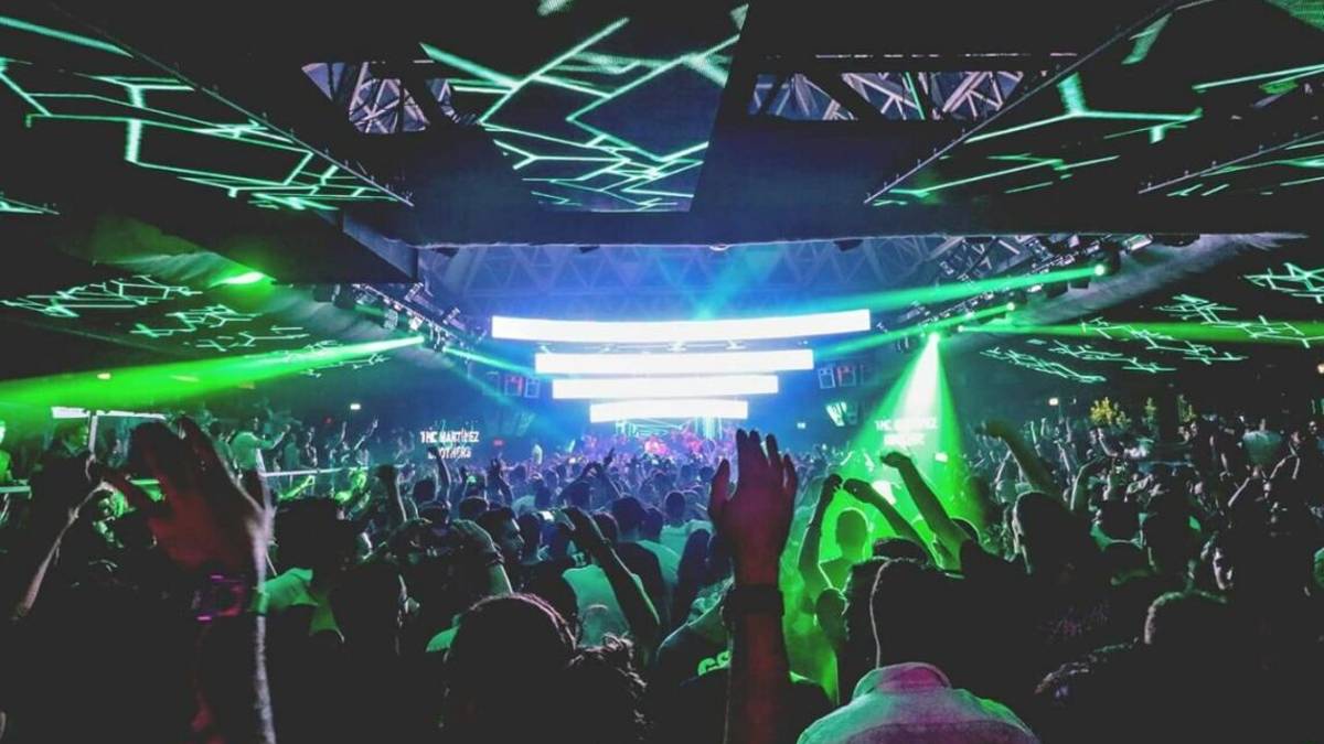 Ferragosto, discoteche dimezzate e si balla con la mascherina