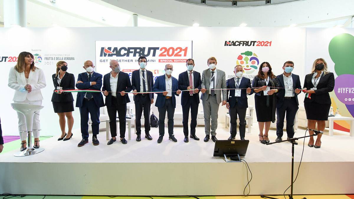 Rimini, il Ministro Patuanelli apre Macfrut: Stiamo inaugurando la ripresa