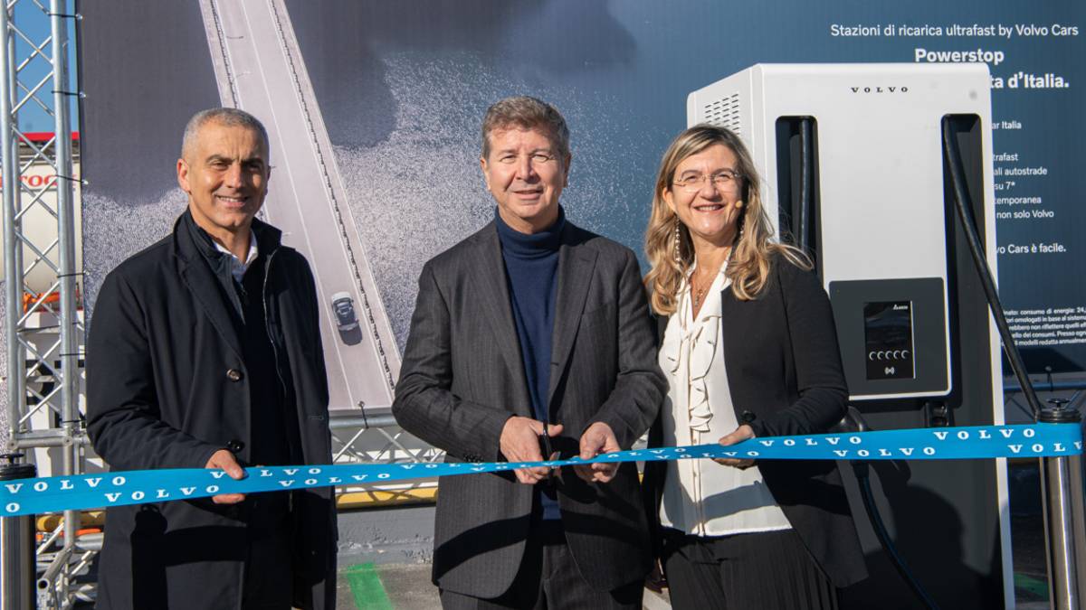 Rimini, auto elettriche: nuova ricarica alla Volvo in via Flaminia