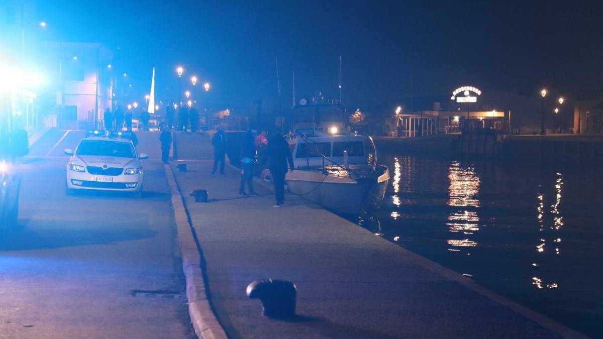 Cesenatico, si amputa l'avambraccio mentre pesca cozze