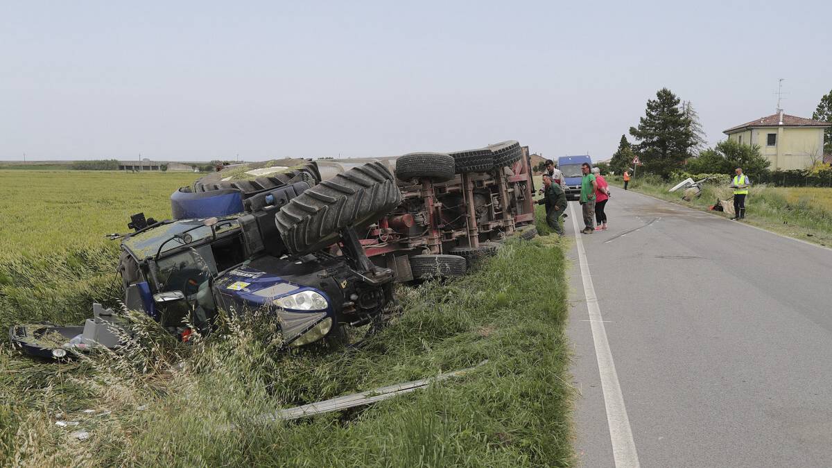 Scontro tra un trattore e un camion a Santo Stefano, tre feriti