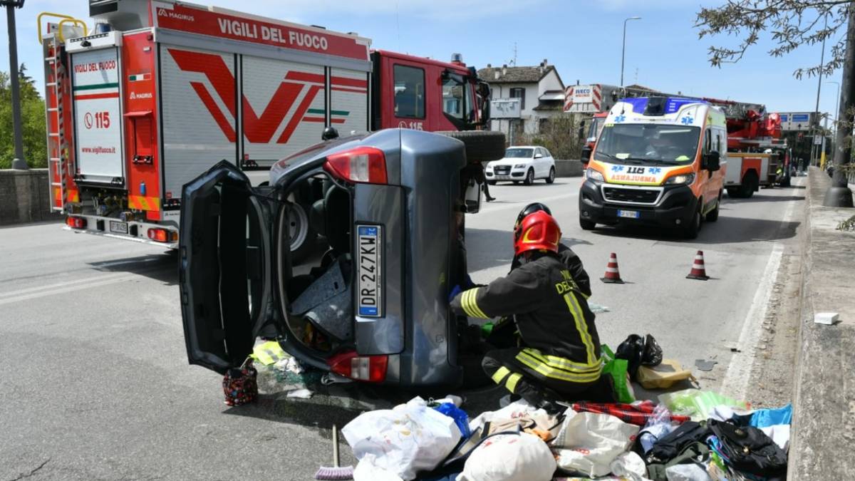 Forlì, si ribalta con l'auto in viale Bologna: 75enne liberata dai Vigili del Fuoco - Gallery