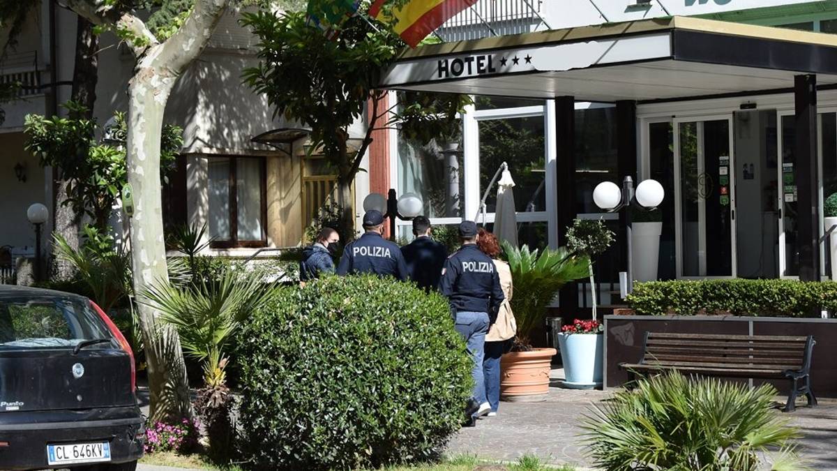 Rimini, scippa una donna poi si pente e chiama il 112