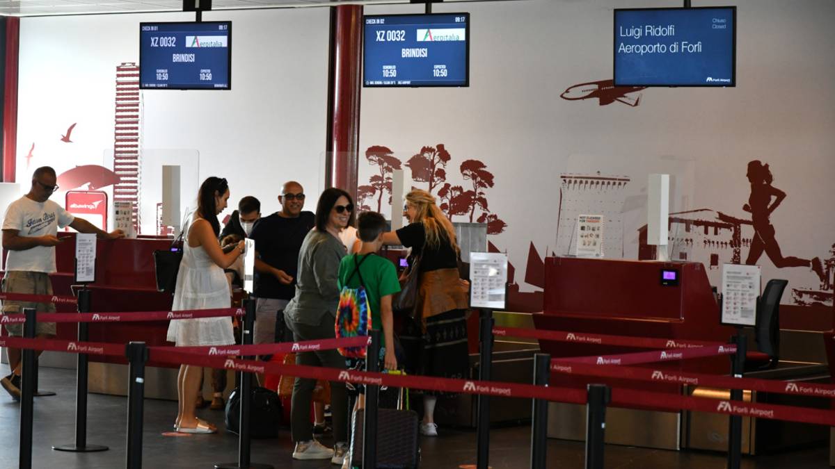 Un aereo da Forlì per Brindisi, Olbia, o Napoli? Da oggi si può - Gallery